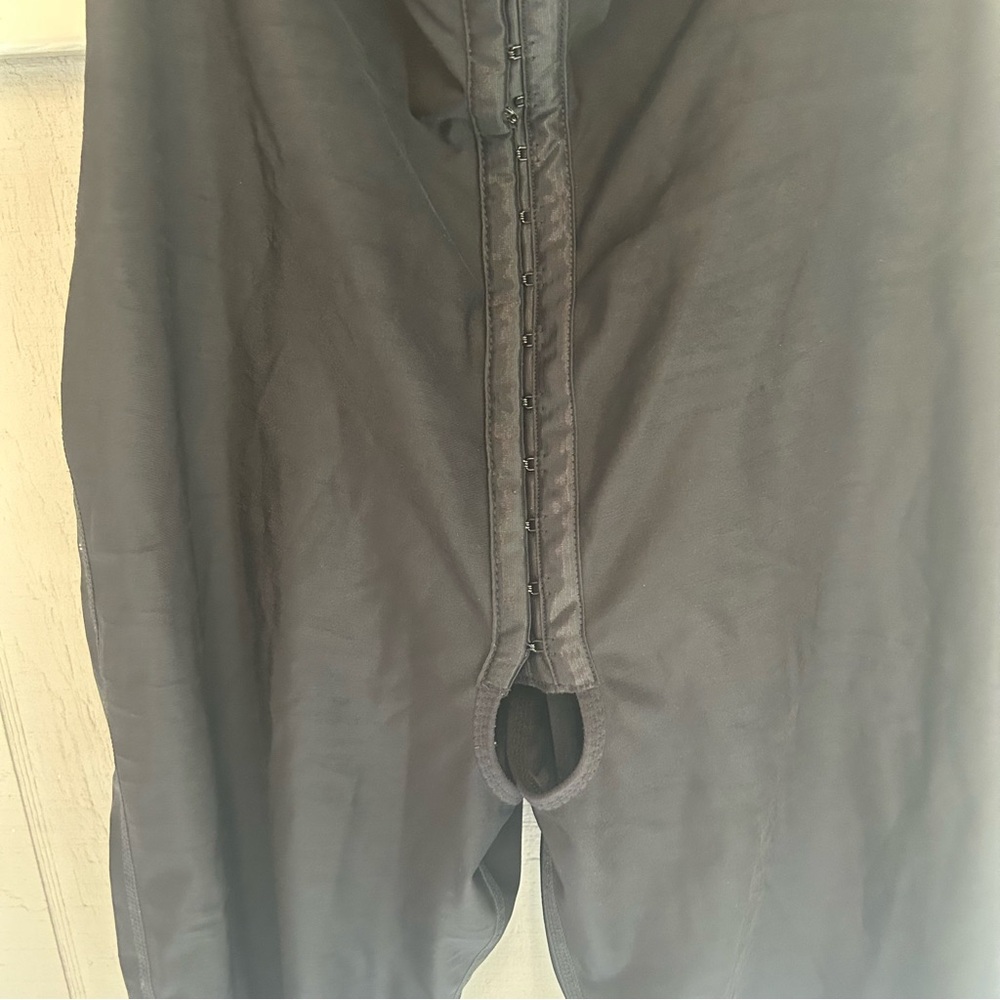 Isavela compression garment - Picture 6 of 8